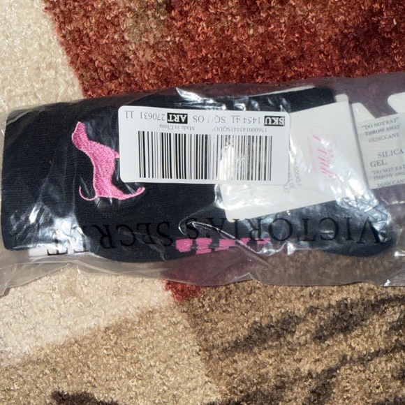 PINK Victoria's Secret Black and White Crew Socks 2-Pack- NWT - Picture 3 of 4